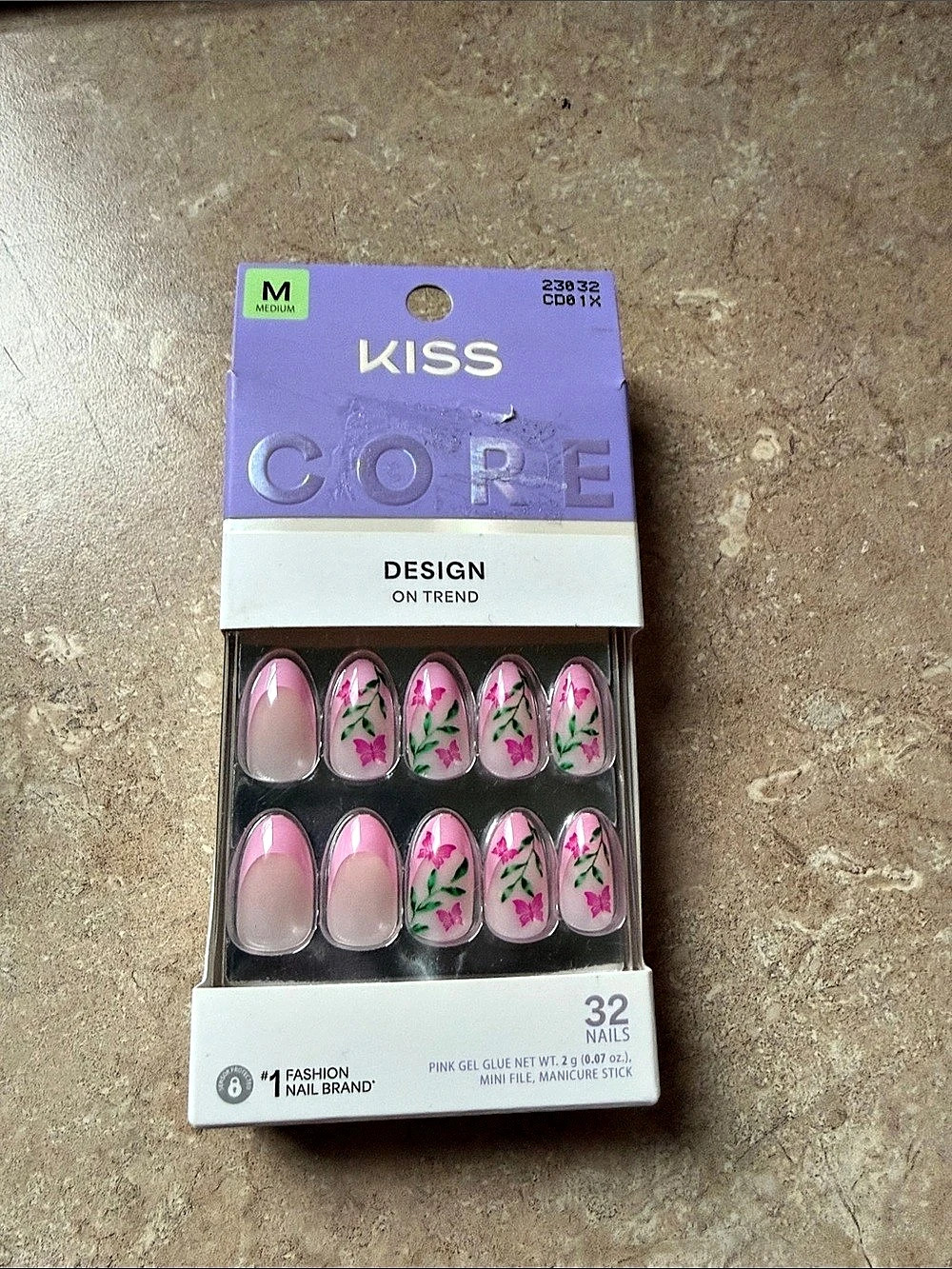 KISS Core Design On Trend Floral Press-On Nails Medium